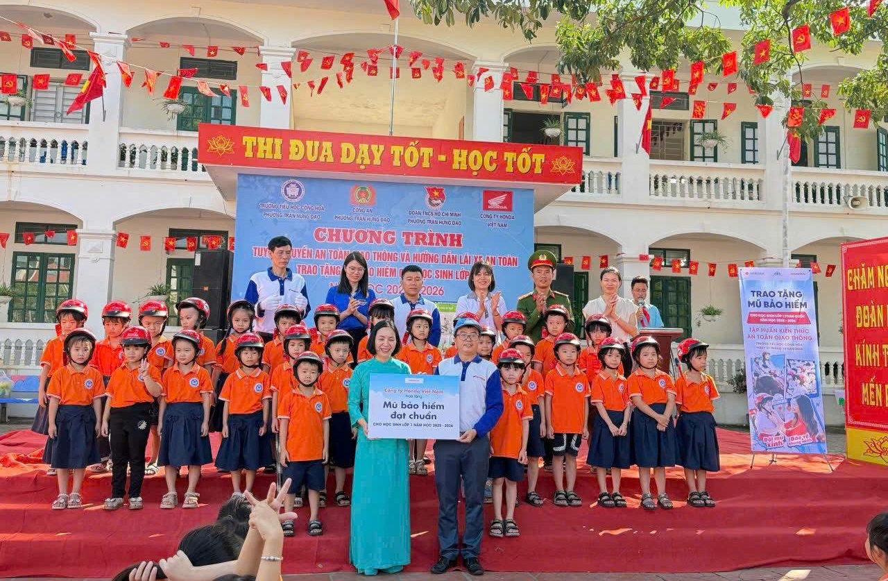  Công an phường Trần Hưng Đạo: Tuyên truyền an toàn giao thông và hướng dẫn kỹ năng tham gia giao thông an toàn tại Trường Tiểu học Cộng Hòa